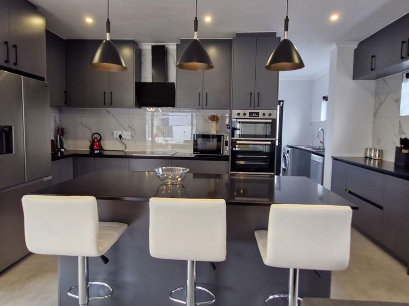 Modern 4-Bedroom Double-Storey Home in Sought-After Sandown - Photo 6