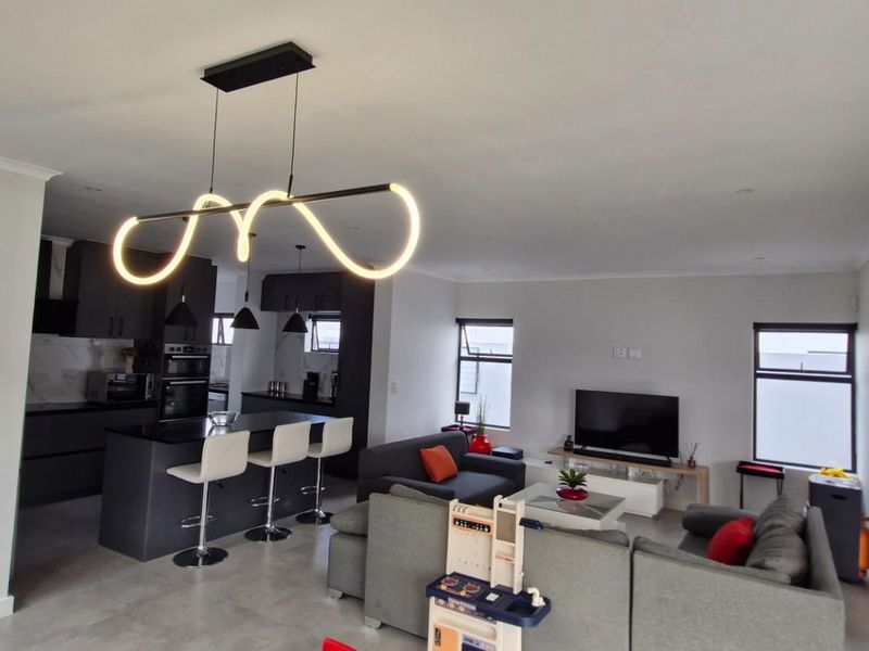 Modern 4-Bedroom Double-Storey Home in Sought-After Sandown - Photo 5