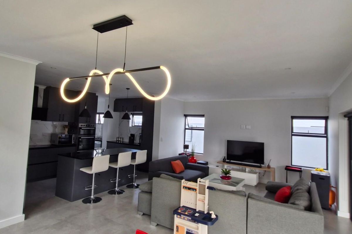 Modern 4-Bedroom Double-Storey Home in Sought-After Sandown - Photo 5