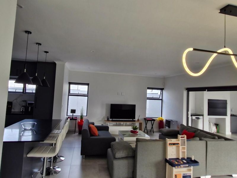 Modern 4-Bedroom Double-Storey Home in Sought-After Sandown - Photo 4