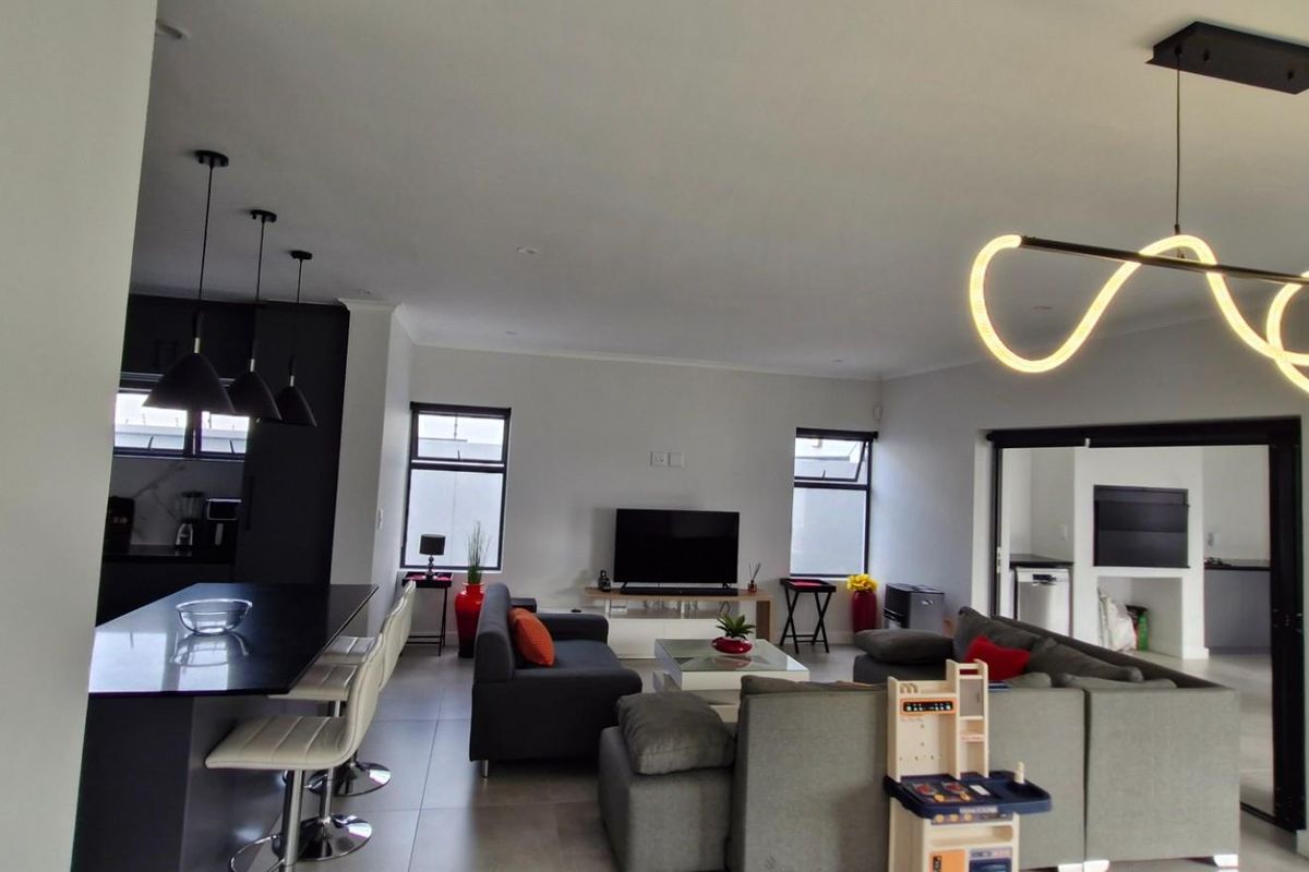 Modern 4-Bedroom Double-Storey Home in Sought-After Sandown - Photo 4