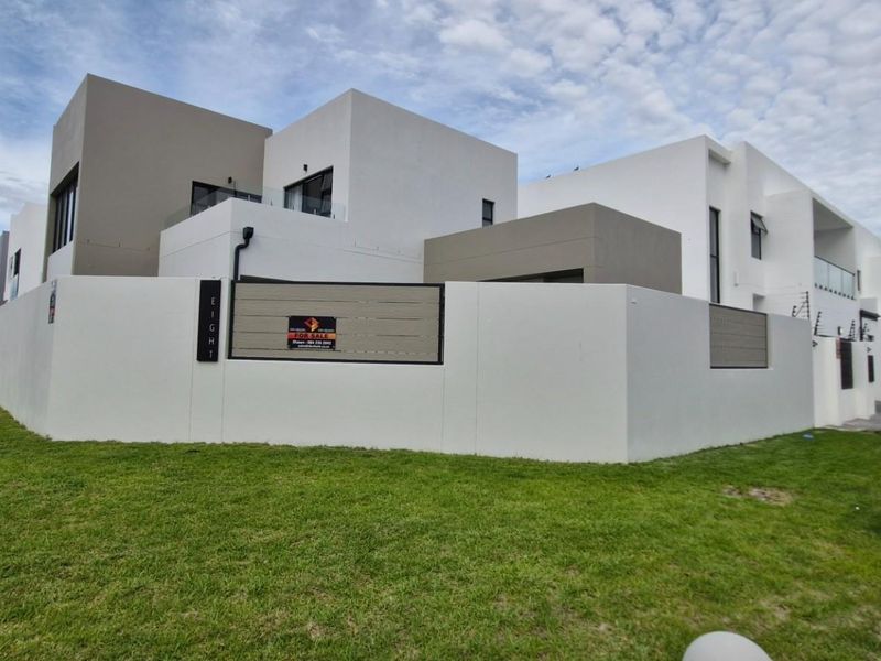 Modern 4-Bedroom Double-Storey Home in Sought-After Sandown - Photo 2