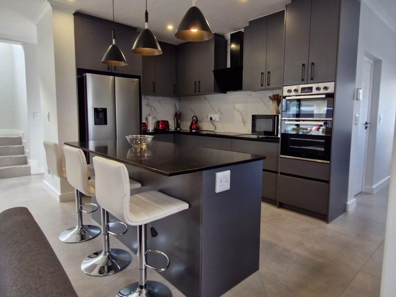 Modern 4-Bedroom Double-Storey Home in Sought-After Sandown - Photo 3