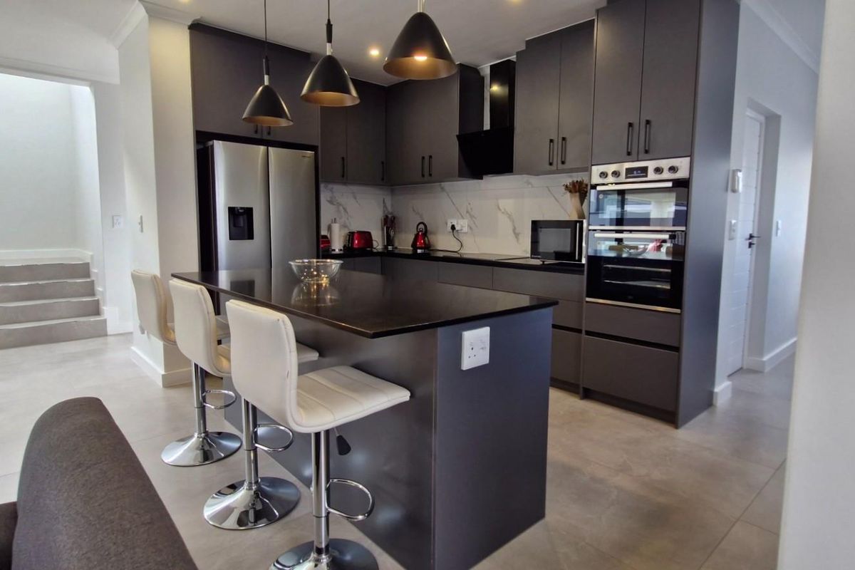 Modern 4-Bedroom Double-Storey Home in Sought-After Sandown - Photo 3