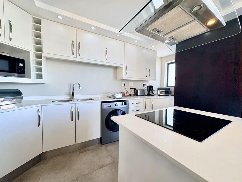 Stunning 250m2 Three-Bedroom Penthouse in Aquarius - Photo 6