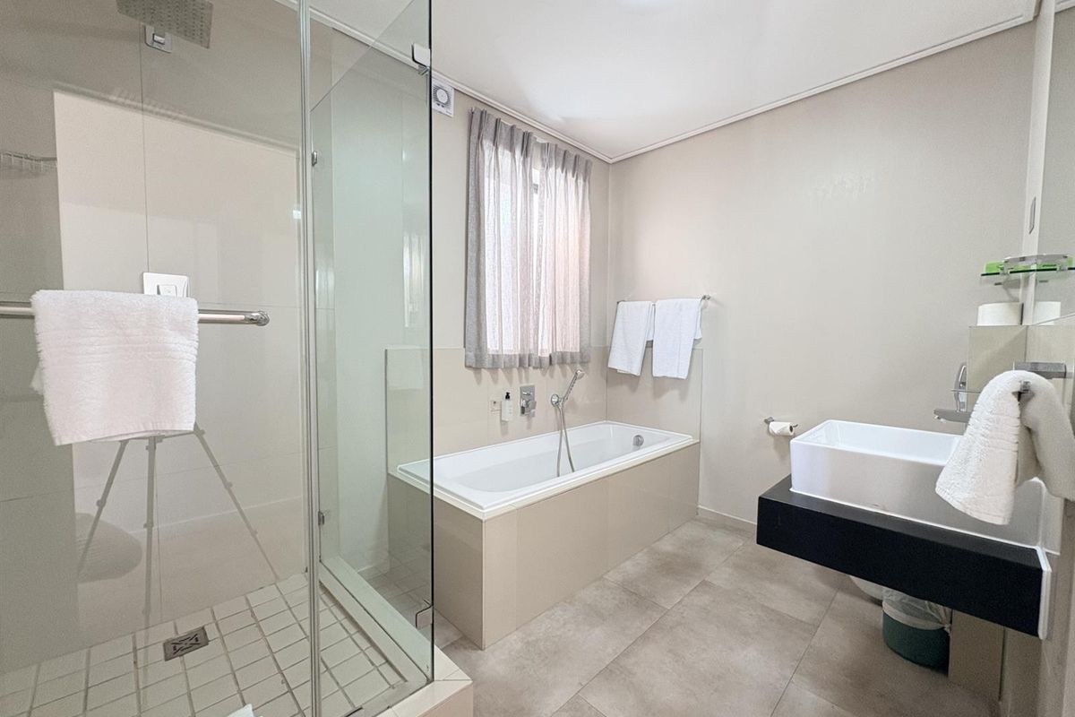 Stunning 250m2 Three-Bedroom Penthouse in Aquarius - Photo 4