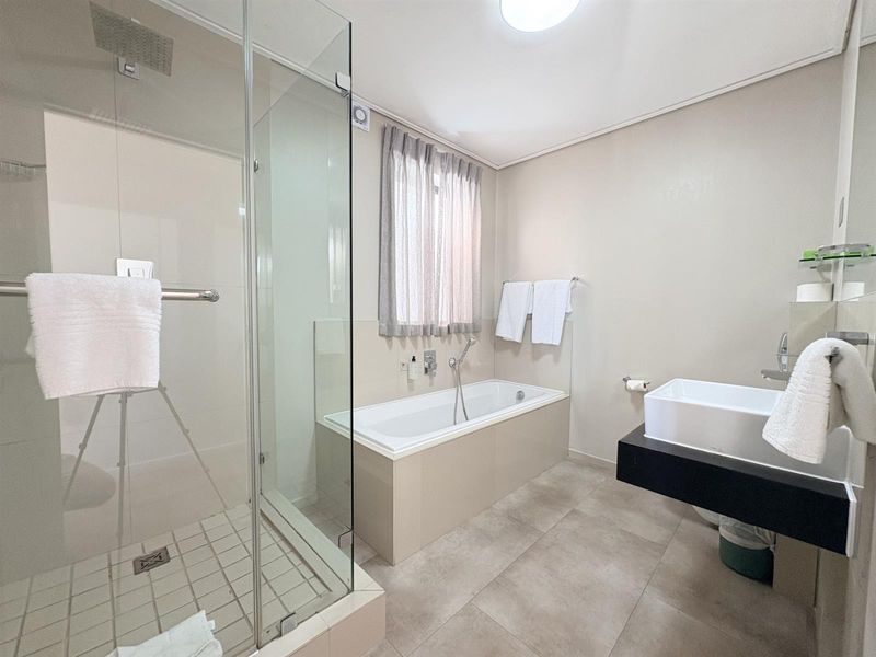 Stunning 250m2 Three-Bedroom Penthouse in Aquarius - Photo 4