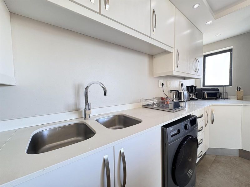 Stunning 250m2 Three-Bedroom Penthouse in Aquarius - Photo 7