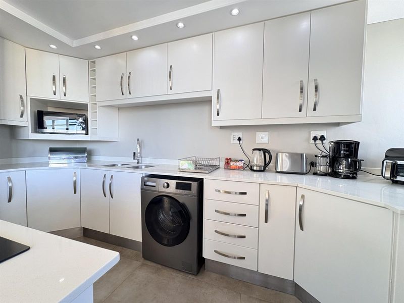 Stunning 250m2 Three-Bedroom Penthouse in Aquarius - Photo 8