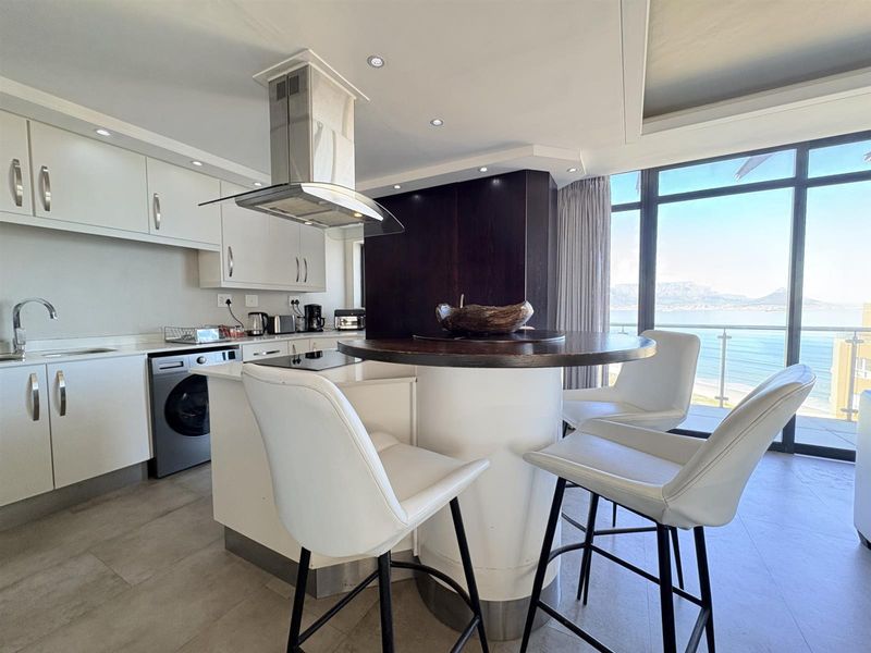 Stunning 250m2 Three-Bedroom Penthouse in Aquarius - Photo 5