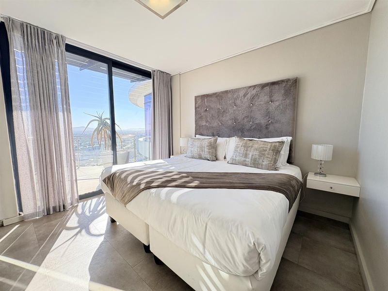 Stunning 250m2 Three-Bedroom Penthouse in Aquarius - Photo 3