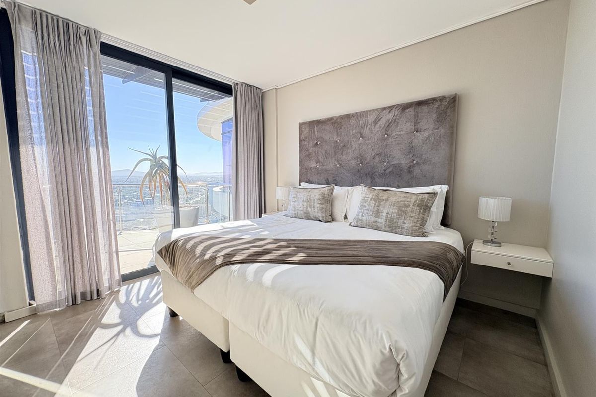 Stunning 250m2 Three-Bedroom Penthouse in Aquarius - Photo 3