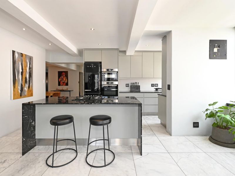 Elegant Full-Floor Apartment with Historic Views For Sale - Photo 8