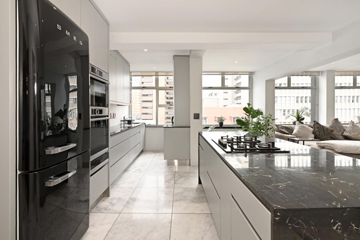 Elegant Full-Floor Apartment with Historic Views For Sale - Photo 5