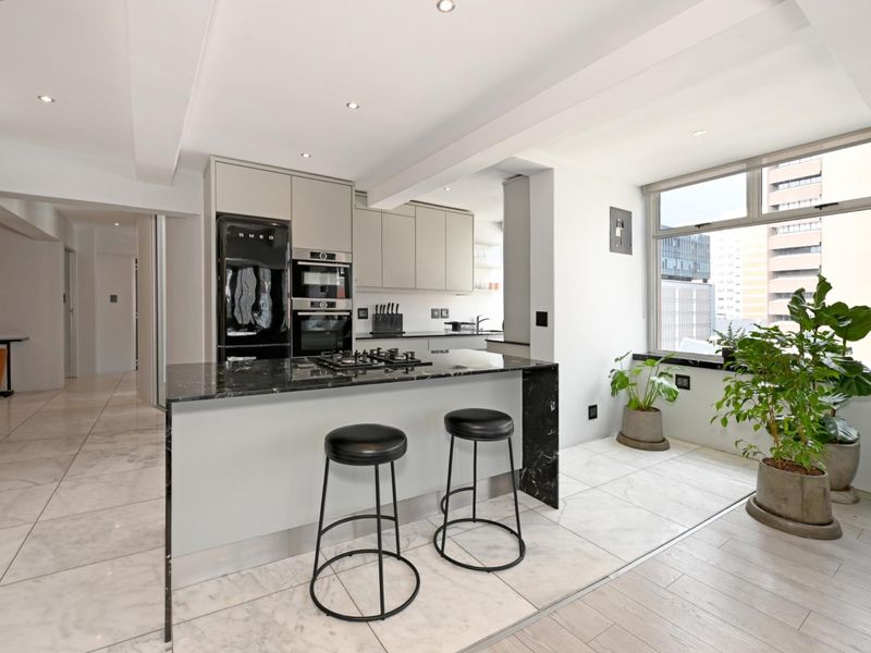 Elegant Full-Floor Apartment with Historic Views For Sale - Photo 9