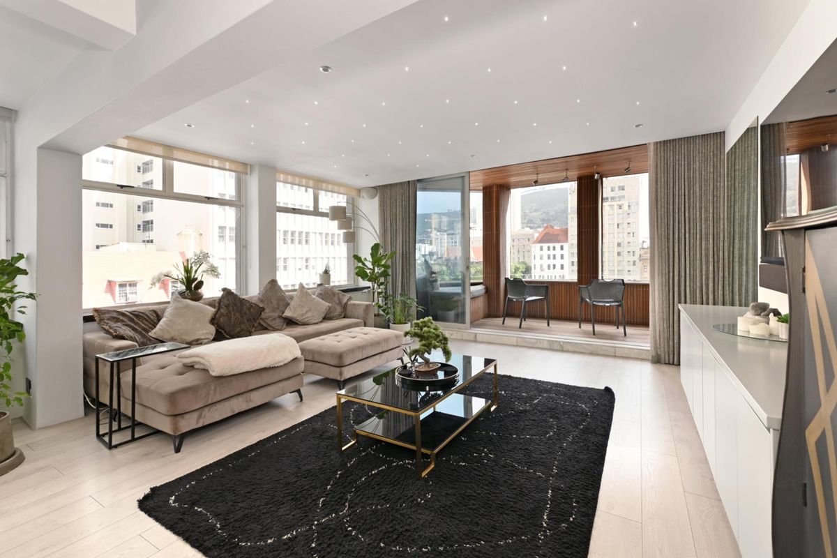 Elegant Full-Floor Apartment with Historic Views For Sale - Photo 3