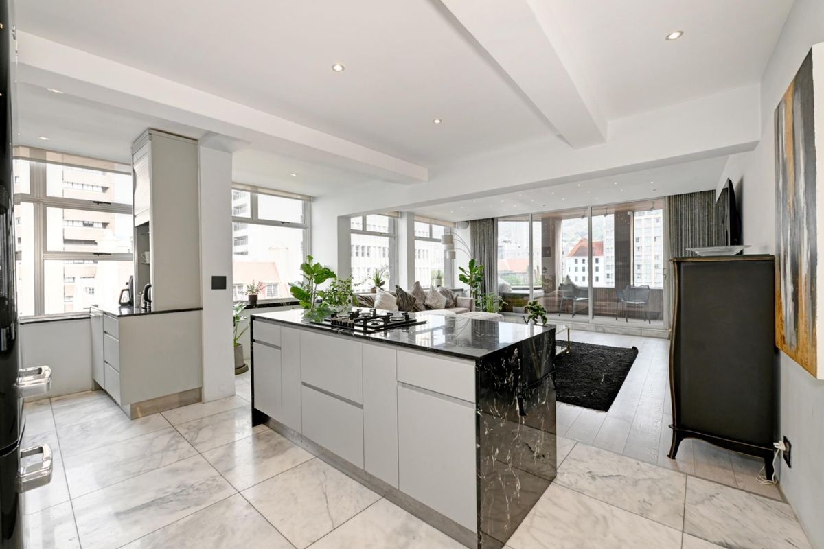 Elegant Full-Floor Apartment with Historic Views For Sale - Photo 4
