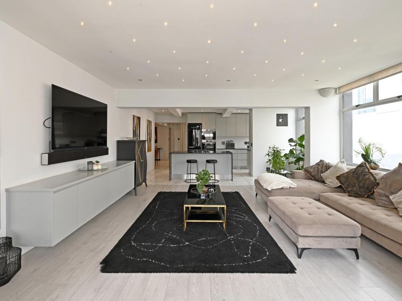 Elegant Full-Floor Apartment with Historic Views For Sale - Photo 2