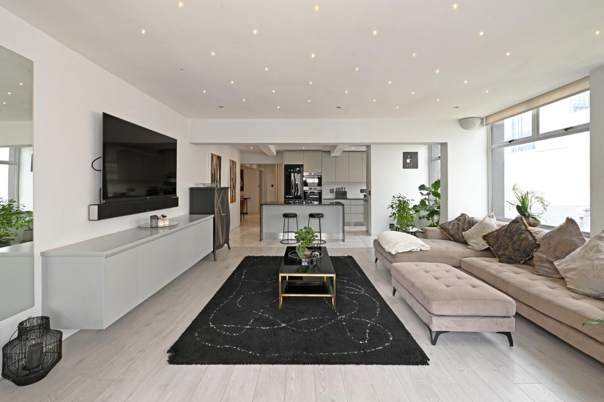 Elegant Full-Floor Apartment with Historic Views For Sale - Photo 2
