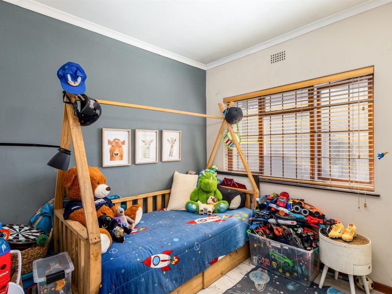 Beautiful home in the popular suburb of Stellenridge - Photo 10