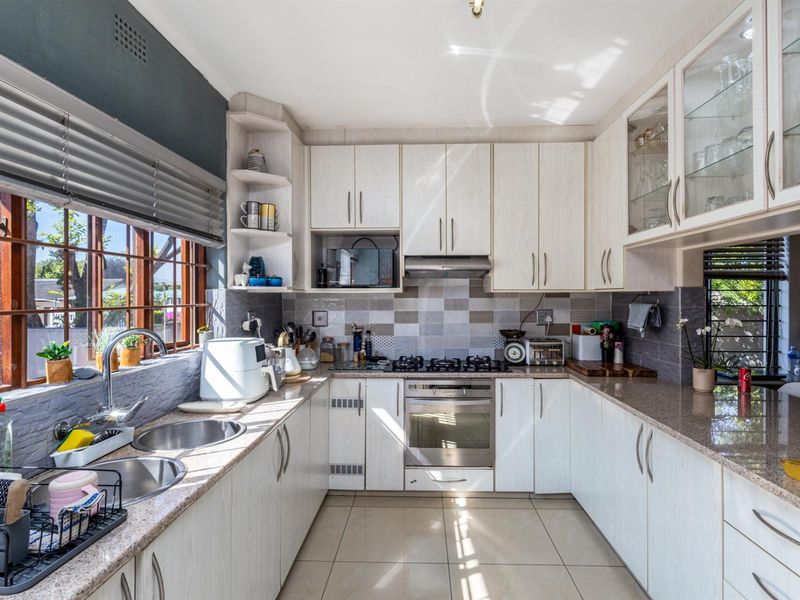 Beautiful home in the popular suburb of Stellenridge - Photo 2