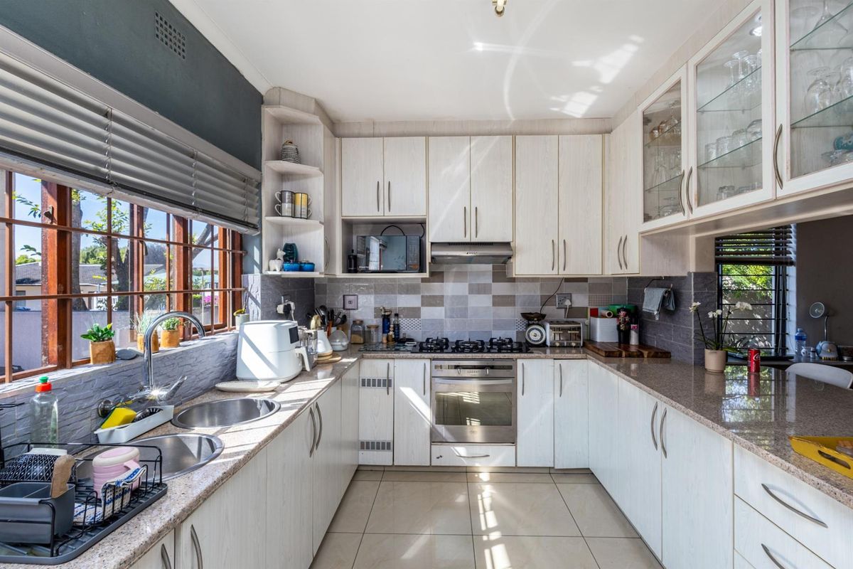 Beautiful home in the popular suburb of Stellenridge - Photo 2