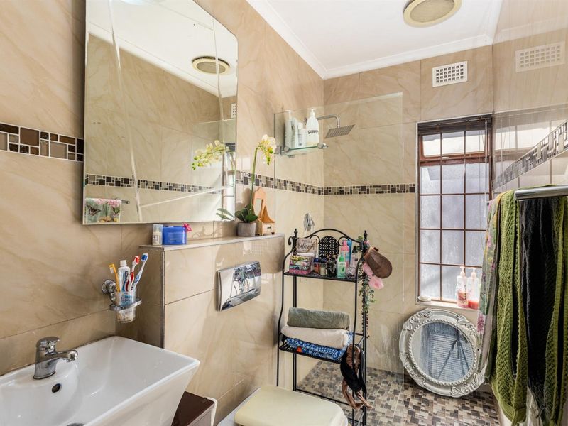 Beautiful home in the popular suburb of Stellenridge - Photo 5