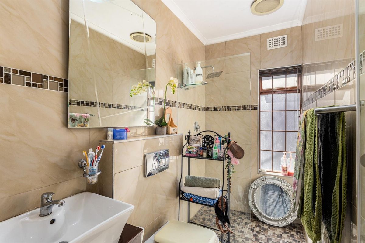 Beautiful home in the popular suburb of Stellenridge - Photo 5