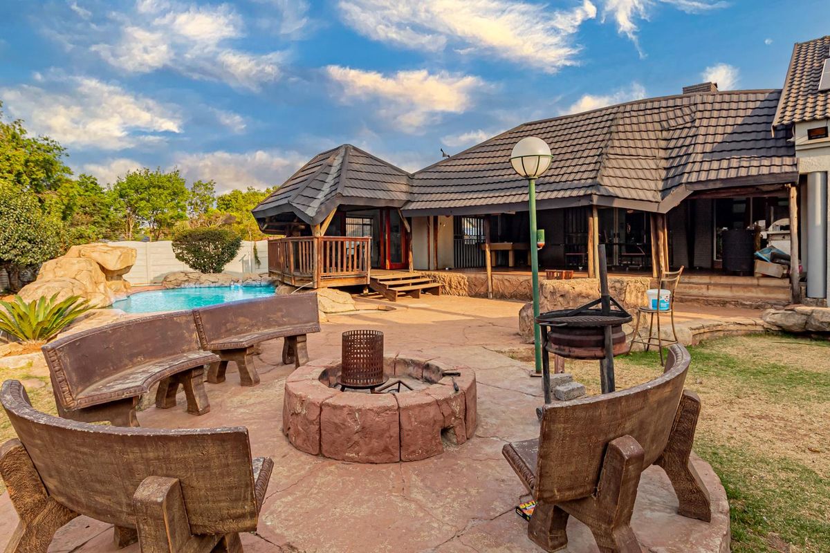 House For Sale in Florida Hills, Roodepoort - Photo 3