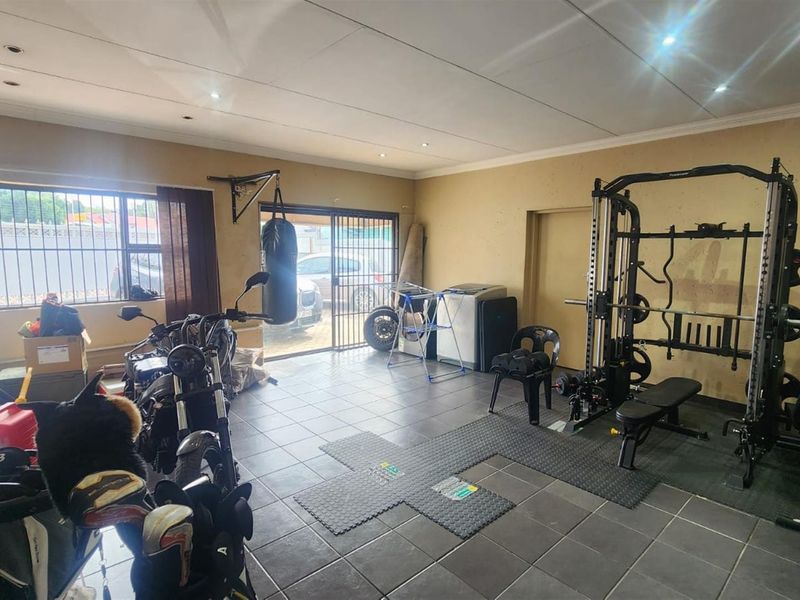 House For Sale in Florida Hills, Roodepoort - Photo 9