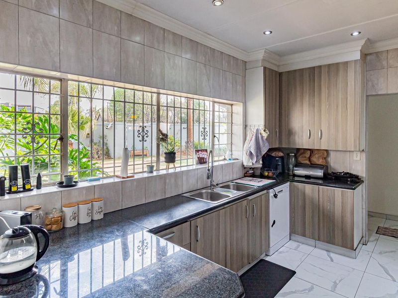 House For Sale in Florida Hills, Roodepoort - Photo 7