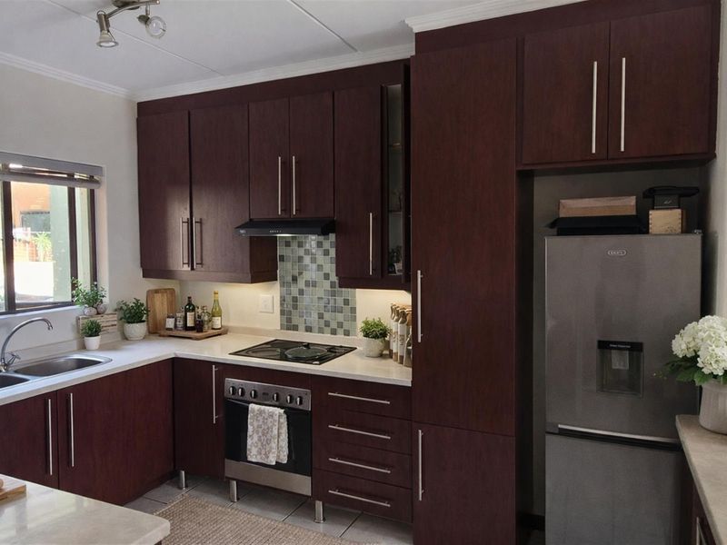 Two bedroom townhouse For Sale in Paulshof, Sandton - Photo 3