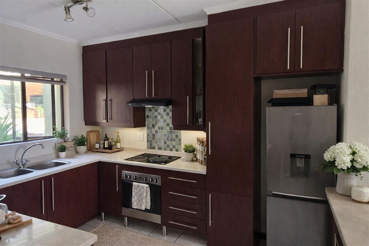 Two bedroom townhouse For Sale in Paulshof, Sandton - Photo 3