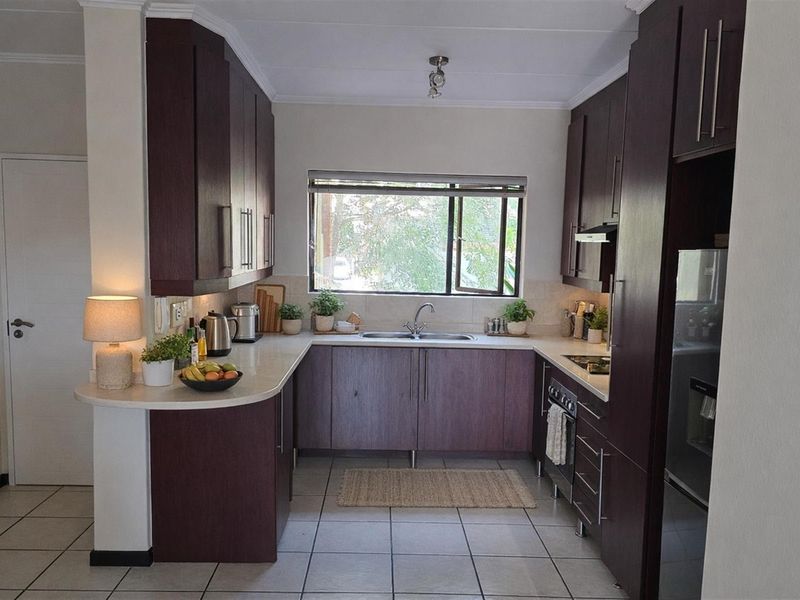 Two bedroom townhouse For Sale in Paulshof, Sandton - Photo 4