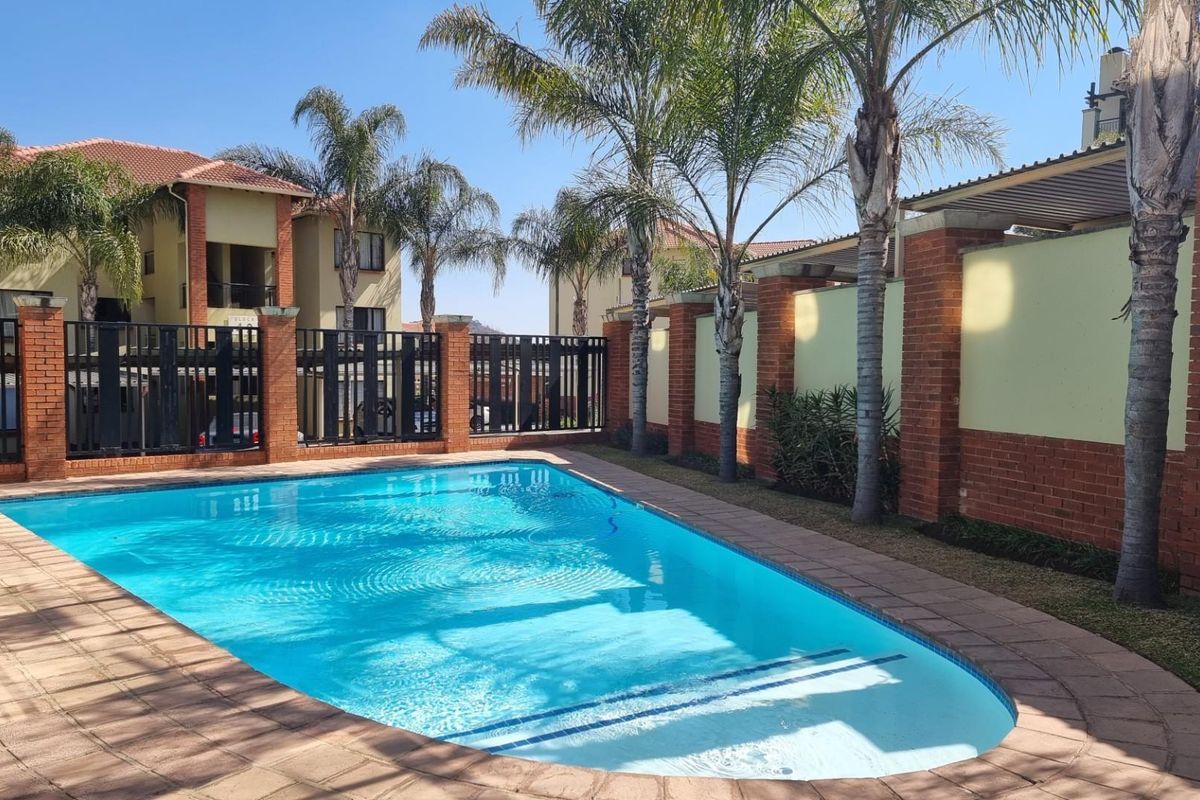 Two bedroom townhouse For Sale in Paulshof, Sandton - Photo 2