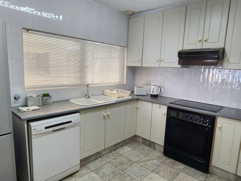 Fantastic Sea Views ! Apartment To Rent in Umhlanga Rocks, Umhlanga, KwaZulu Natal - Photo 2