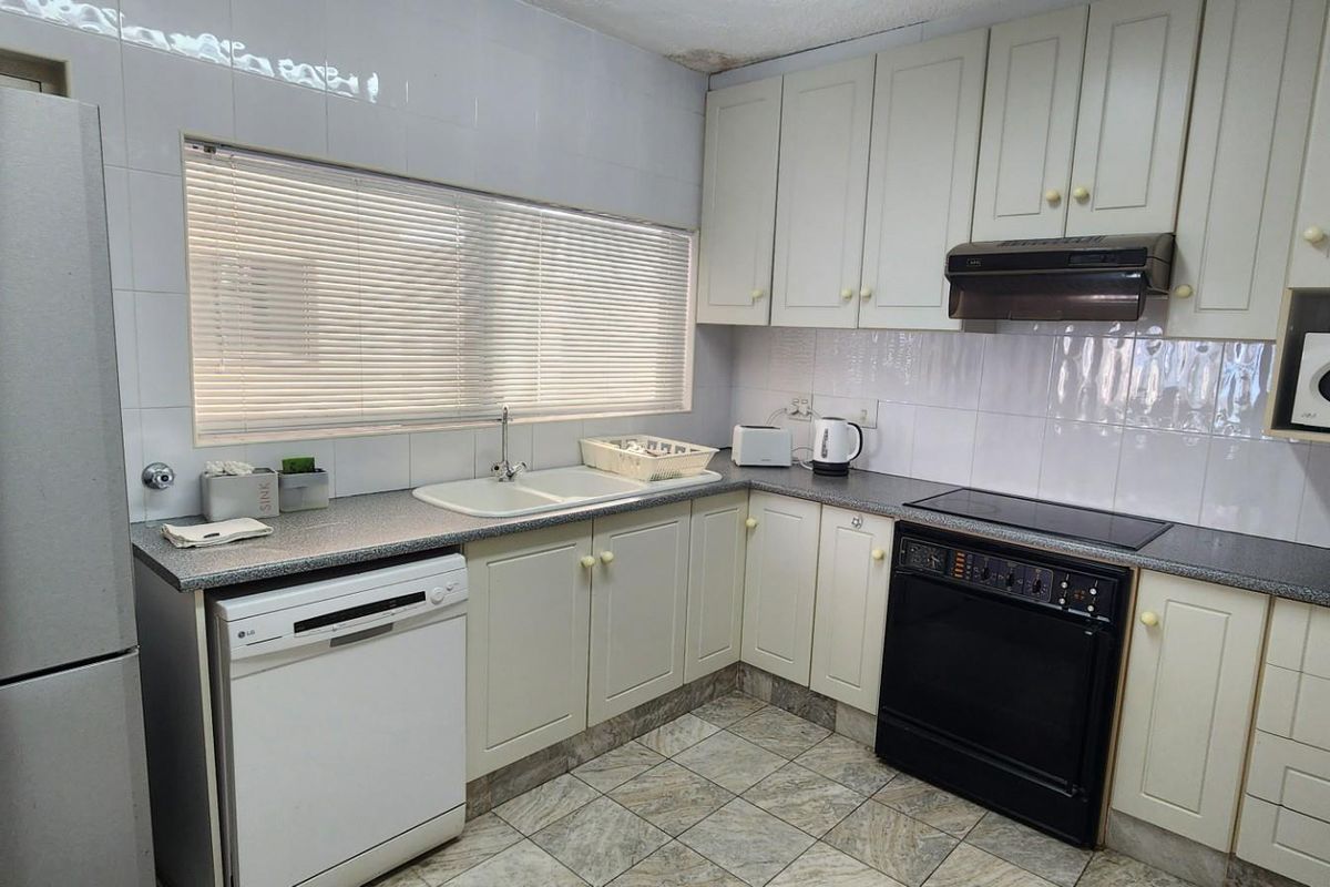 Fantastic Sea Views ! Apartment To Rent in Umhlanga Rocks, Umhlanga, KwaZulu Natal - Photo 2