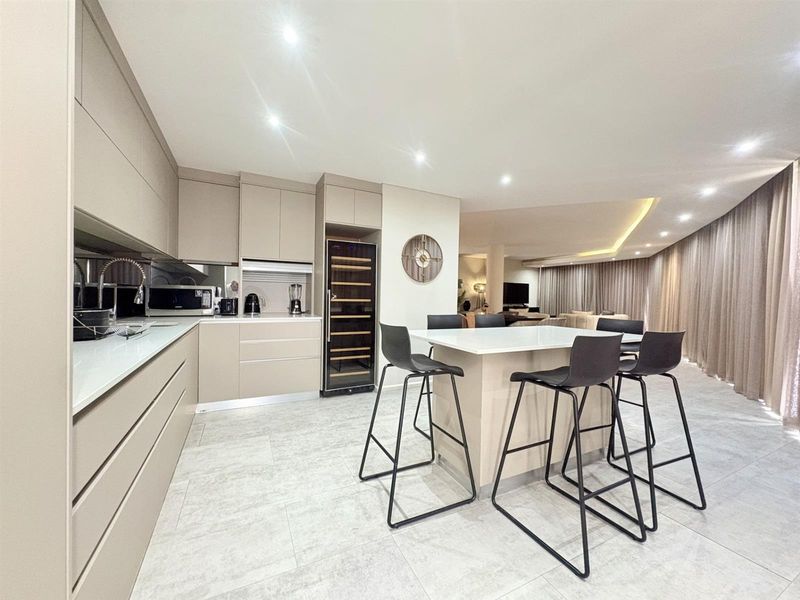 Exquisite 454 Square 4 Bed Penthouse For Sale - Photo 3