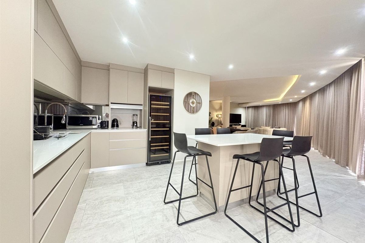 Exquisite 454 Square 4 Bed Penthouse For Sale - Photo 3