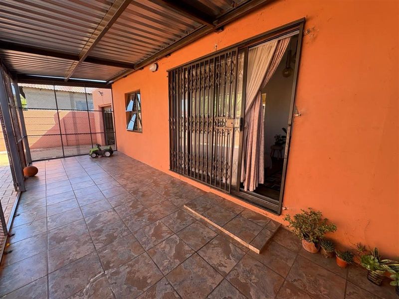 Two bedroom home in Riviera - Photo 2