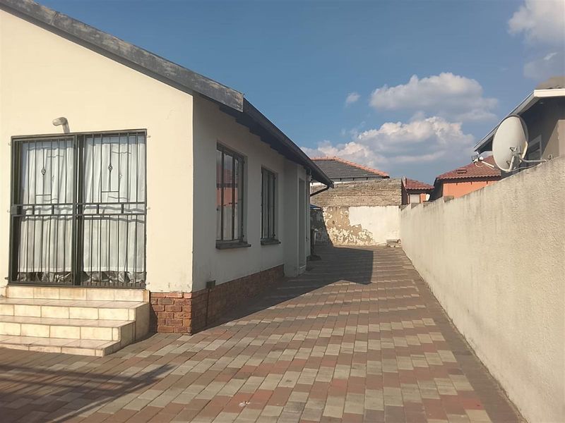 House For Sale in Birch Acres, Kempton Park - Photo 2