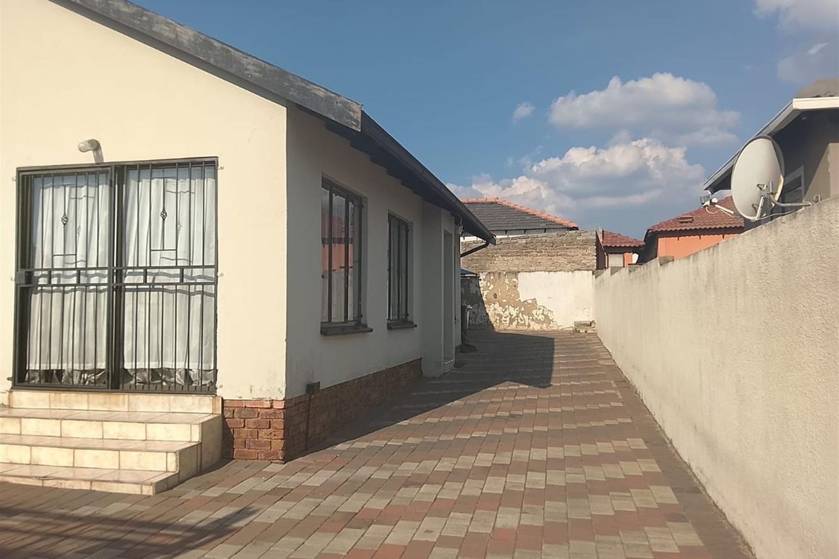 House For Sale in Birch Acres, Kempton Park - Photo 2