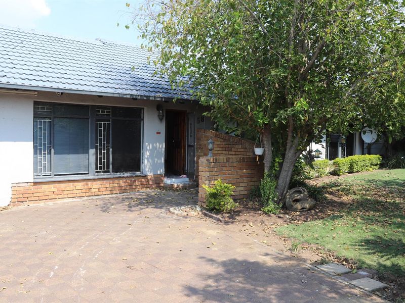 Move-In Ready Family Home with Exceptional Security and Space - Secunda - Photo 6