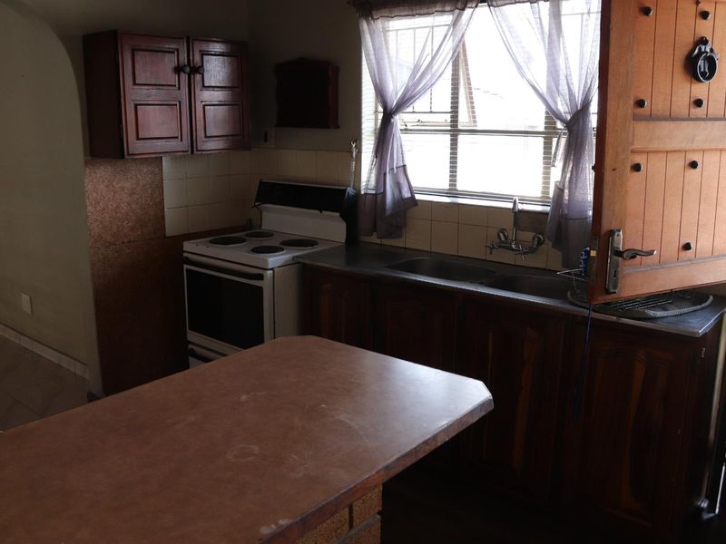 Move-In Ready Family Home with Exceptional Security and Space - Secunda - Photo 7