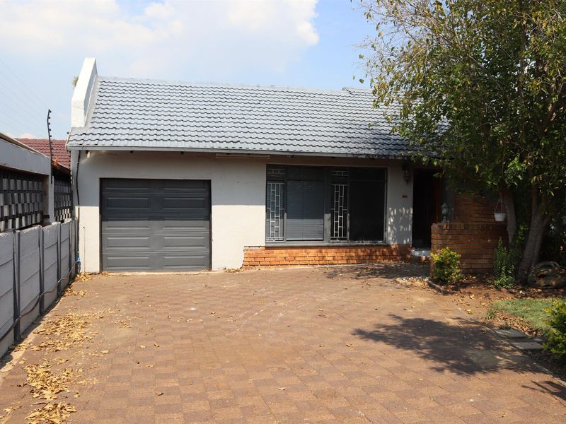 Move-In Ready Family Home with Exceptional Security and Space - Secunda - Photo 5