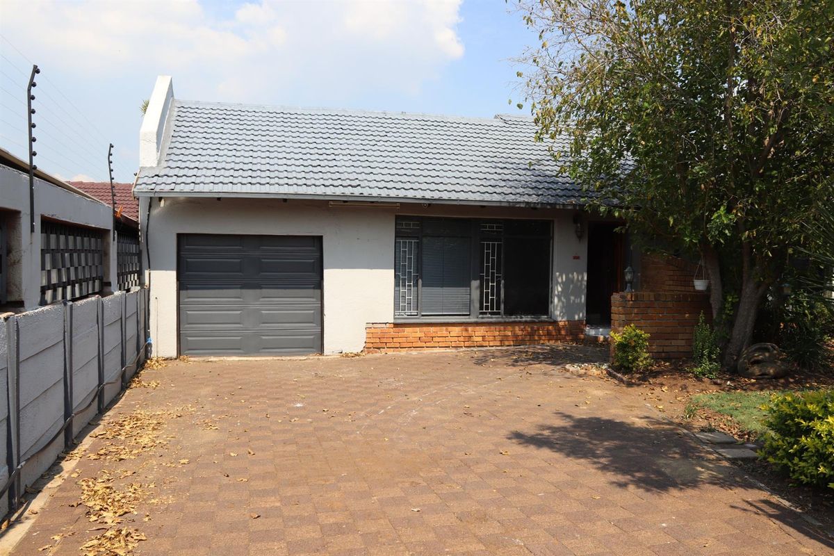 Move-In Ready Family Home with Exceptional Security and Space - Secunda - Photo 5