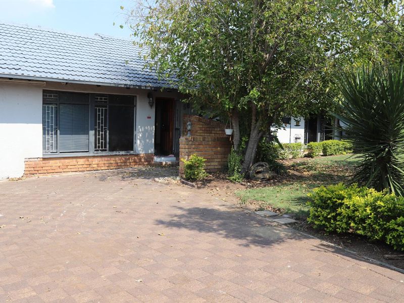 Move-In Ready Family Home with Exceptional Security and Space - Secunda - Photo 3