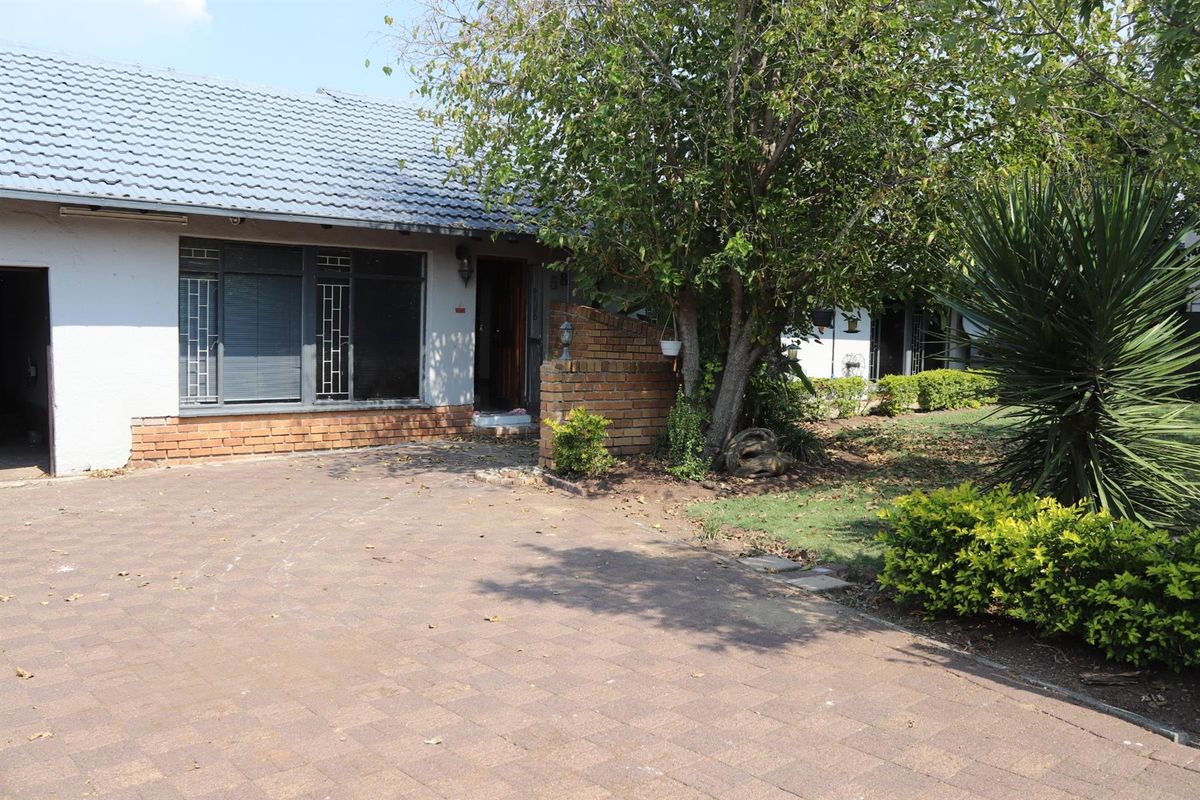 Move-In Ready Family Home with Exceptional Security and Space - Secunda - Photo 3