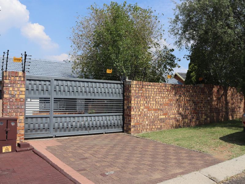 Move-In Ready Family Home with Exceptional Security and Space - Secunda - Photo 4