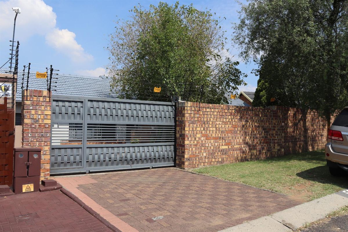 Move-In Ready Family Home with Exceptional Security and Space - Secunda - Photo 4